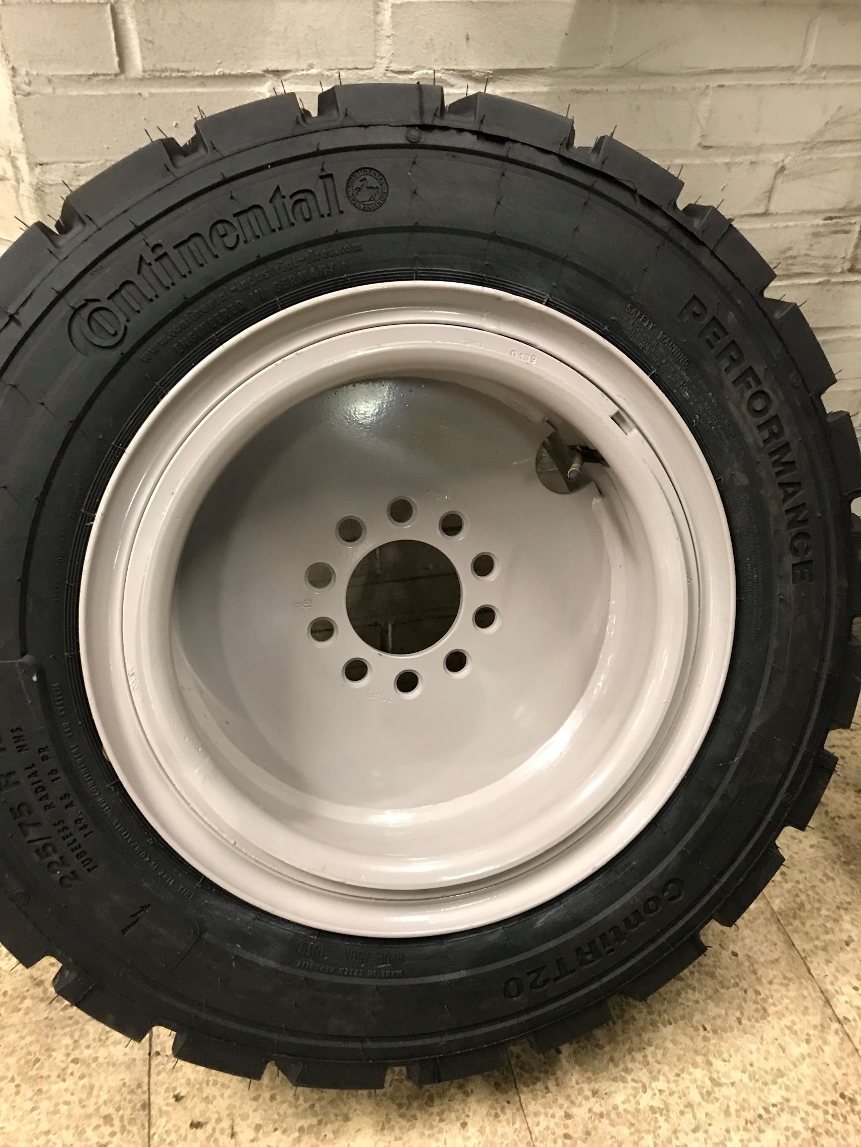 Tire fitting services | Global Wheel Consult
